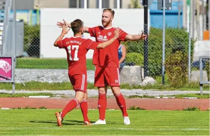  ?? Foto: Rudi Fischer ?? Torschütze­n unter sich: Markus Gärtner (rechts) und Manuel Utz freuen sich über das frühe 1:0 des SV Mering gegen Oberweiker­tshofen. Dem MSV gelang mit dem 2:0 endlich der erste Heimsieg in der laufenden Saison.