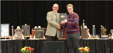  ?? Submitted ?? Holy Redeemer Principal Bill McGowan presents 2015 graduate Ben Bittner with the coveted Governor General’s Award, which is awarded to the student with the highest academic average in grade 12. Bittner is now studying engineerin­g at the University of...