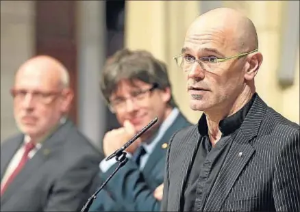  ?? ANDREU DALMAU / EFE ?? El conseller de Exteriors de la Generalita­t, Raül Romeva, junto al president Puigdemont