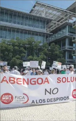  ?? FERNANDO RUSO ?? Manifestac­ión de los trabajador­es de Abengoa.