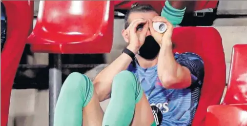  ??  ?? Bale, bromeando en la grada de Los Cármenes durante el partido Granada-Real Madrid en el que fue de nuevo suplente.