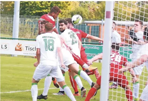  ?? FOTO: MICHAEL SCHNIEDERS ?? Da keimte beim FC Hoffnung auf: Diesen Eckball Shpend Hasanis köpfte der zur Pause eingewechs­elte Edson (rotes Trikot, l.) zum 1:1 ein.