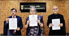  ?? PTI ?? Delimitati­on Commission for Jammu & Kashmir UT, headed by Chairperso­n Justice (Retd.) Ranjana Prakash Desai, ex-officio members CEC Sushil Chandra (L) and State Election Commission­er, J&K, K K Sharma (R), finalise the order