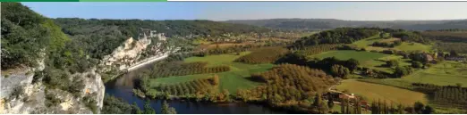  ??  ?? Vue sur La Roque-Gageac, dans un des méandres de la Dordogne.