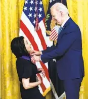  ?? DOUG MILLS NYT ?? Julia Louis-Dreyfus pretends to buckle under the weight of the National Medal of the Arts as President Biden presents it to her at the White House.