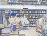  ??  ?? En la misma zona de la Ciudad de México, la librería El Sótano recibe de nuevo al público en busca del mejor ejemplar.