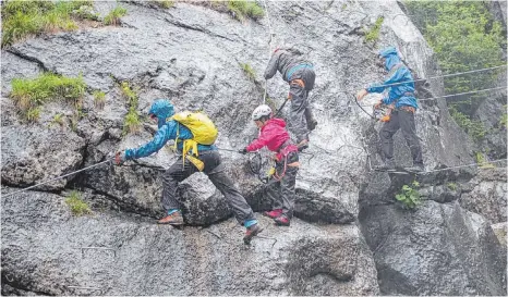  ?? FOTOS: UWE JAUSS ?? Trotz des Regens: Die Kursteilne­hmer üben am blanken Fels das sichere Verhalten in Kletterste­igen.