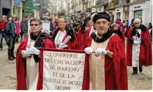  ??  ?? La confrérie dieppoise des chevaliers du hareng et de la coquille Saint-Jacques organise ce 24e défilé.