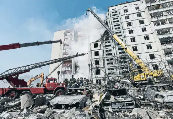  ?? OLEG AETRASYUK / EFE ?? Un edificio de viviendas destruido por un misil ruso en la ciudad ucraniana de Uman el 28 de abril