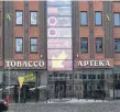  ?? FOTO: IMAGO ?? In Australien Zukunftsmu­sik, in Polen längst Realität: Tabakladen und Apotheke in einem.