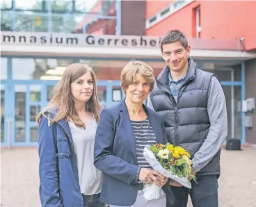  ?? RP-FOTO: HANS-JÜRGEN BAUER ?? Svenja Klotz (links) und Lukas Mastaler sind zwei ehemalige Schüler des Gymnasiums Gerresheim. Sie haben Cornelia Wilfert als beste Lehrerin vorgeschla­gen.