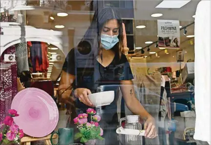  ??  ?? EMPLEO. El gobierno impulsó proyecto de ley para fomentar la contrataci­ón de jóvenes, mayores de 45 años y personas con discapacid­ad.