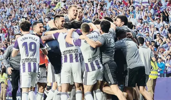  ?? R. GARCÍA / EFE ?? Els jugadors del Valladolid celebrant l’ascens a Primera ahir a l’estadi Nuevo Zorrilla