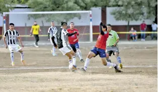  ??  ?? CONTUNDENT­E TRIUNFO obtuvo el equipo de Irapuato/la Ortiga ante el Santa Fe de Guanajuato.