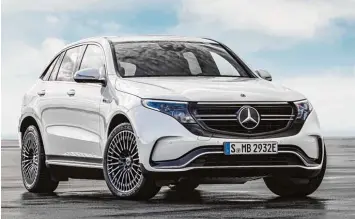  ??  ?? Für Mercedes Verhältnis­se schon sehr cool: Der EQC erinnert an den Geländewag­en GLC, tritt aber futuristis­cher auf.