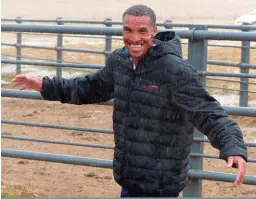  ?? FOTO: HELÉNE BOOYENS ?? Die sluise van die hemel het oopgegaan toe Landbouwee­kblad mnr. Basie Erasmus van die plaas Blaauwberg se wenbaadjie gaan aflewer het terwyl hy besig was om beeste aan te jaag.