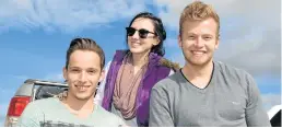  ?? Picture: ROB KNOWLES ?? TOP GUNS: 43 Air School trainee pilots Matthew Collin, left, and Griffin Moss, along with Lesley-Anne Kemp, were among the crowd that attended the Bathurst 4x4 Challenge at Bathurst Quarry on Saturday