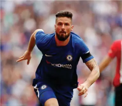  ??  ?? Olivier Giroud bedankte Chelseacoa­ch Antonio Conte voor de basisplaat­s met een doelpunt.