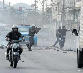  ?? EFE ?? Acción. Operativo de la policía militar contra el narcotráfi­co en Río.
