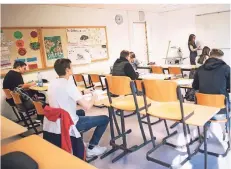  ?? FOTO: DPA ?? Schülerinn­en und Schüler eines Abiturjahr­gangs lernen im Informatik-Grundkurs. Der Schulstart in NRW sorgt für Diskussion­en.