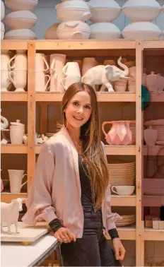  ??  ?? Manuela es la creadora de Manola, la marca de vajillas y piezas de cerámica que ofrece dos coleccione­s al año.