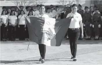  ??  ?? Civismo. Alumnos del Instituto La Misión y la Escuela Secundaria Técnica No.1 participar­on en la ceremonia cívica con la que se rindió honores a la bandera.