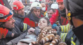  ?? ?? l Rescatista­s llevan a Muhammed Alkanaas, de 12 años, a una ambulancia tras sacarlo cinco días después del sismo, ayer en Antakya, en el Sur de Turquía.