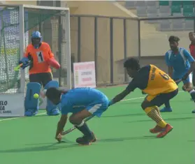  ??  ?? Action from the Pool C match between Chandigarh’s Punjab University and Utkal University, Bhubaneswa­r, in New Delhi on Sunday.