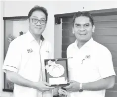  ??  ?? Sedia vice president Dr Chong Vun Leong (left) presenting a memento to Dr Mohd Radzi.