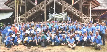  ??  ?? UPM Bintulu students and staff members gather for a group photo before embarking on the nine-day expedition.