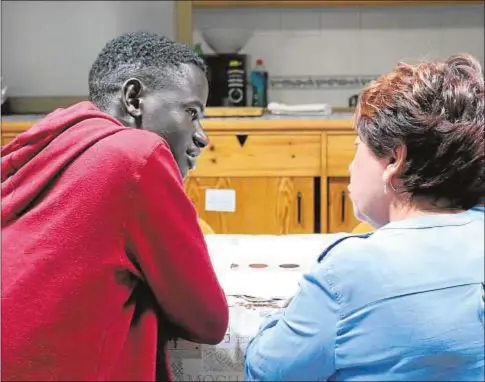  ??  ?? Mamadou, de origen senegalés, estudiando español con Macarena, una voluntaria