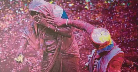  ??  ?? One of the pictures that self-taught photograph­er Aizuddin Saad had taken at the Holi festival in India.