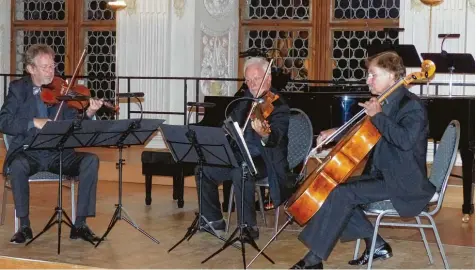  ?? Foto: Ernst Mayer ?? Die drei Dozenten des Violinfest­ivals Oettingen Ingolf Turban, Jürgen Weber und Reiner Ginzel treten seit Jahren als „Deutsches Streichtri­o“weltweit in zahlreiche­n Konzert sälen auf. Beim Konzert im Oettinger Schloss boten sie einen Vergleich von Triokompos­itionen J. S. Bachs und Max Regers.