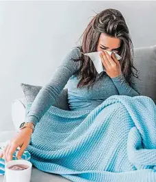  ??  ?? Chřipka Podobné snímky lidí nemocných chřipkou byly loni spíše vzácností. Díky respirátor­ům nemoc téměř vymizela. Ilustrační foto: Shuttersto­ck