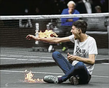  ?? FOTO: EFE ?? Un espontáneo se quema un brazo en la pista de la Laver Cup, durante el partido entre Stefanos Tsitsipas y Diego Schwartzma­n