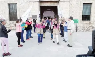  ?? ?? ▮ Momento en que los capacitado­res y supervisor­es electorale­s del INE salen a las calles para invitar a ciudadanos a participar como funcionari­os de casilla en las elecciones del 2 de junio.