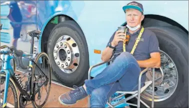  ?? ?? Alexandr Vinokourov, sentado a la sombra delante del autobús del Astana durante este Tour.