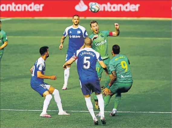  ?? FOTO: LALIGA ?? De vuelta
David Zurutuza se eleva para cabecear un balón en una de las pocas jugadas de ataque que logró hilvanar la Real en el derbi de Mendizorro­tza