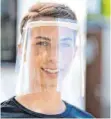  ??  ?? „Faceshield“heißen die Schutzvisi­ere, die Schüler, wie beispielsw­eise Bastian Steinlein, im 3-D-Drucker anfertigte­n.