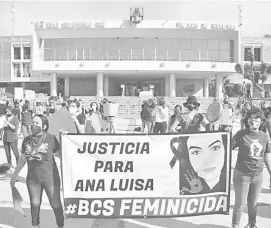  ?? /CORTESÍA:PARO INTERNACIO­NAL DE MUJERES BCS ?? En BCS, vistieron monumentos con pañuelos morados