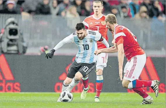  ?? FOTO: AP ?? Messi trató de superar a los rivales rusos pero no contó con el apoyo de sus compañeros que le dejaron demasiado solo en su empeño por crear peligro y decantar el duelo con goles