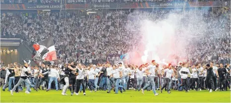  ?? FOTO: HEIKO BECKER/IMAGO ?? Die in Weiß gekleidete­n Fans stürmen nach dem 1:0-Halbfinale­rfolg über West Ham United auf den Platz.