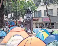  ?? ?? Vecinos de la colonia Juárez piden reubicar a los migrantes que se quedan en la plaza Giordano Bruno y calles aledañas.