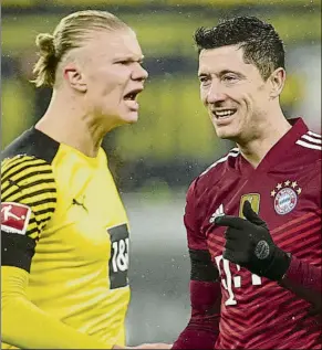  ?? FOTO: EFE ?? Lewandowsk­i celebra el 1-1 y Haaland pide más concentrac­ión a sus compañeros