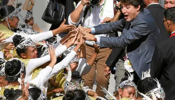  ?? —NIÑOJESUSO­RBETA ?? BREAKING PROTOCOL Canadian Prime Minister Justin Trudeau breaks protocol to meet about 100 young students who performed upon his arrival at Clark Internatio­nal Airport on Sunday.