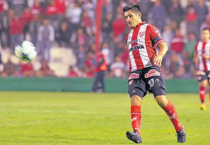  ??  ?? Rosales, el eje del fútbol. La Gloria necesitará enganchado a su número “10” hoy ante Ferro.