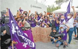  ??  ?? Diversos colectivos feministas celebraron la aprobación de la Ley Olimpia en las afueras de la Cámara de Diputados.