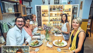  ??  ?? Buon appetito Una tavolata da Bosco Brera, attento alla biodiversi­tà. Sotto, Francesco Galdi, bartender del Dry di viale Vittorio Veneto.