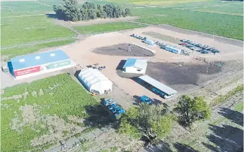  ??  ?? Acopio.El proyecto abarca una oficina comercial y un galpón para almacenami­ento.