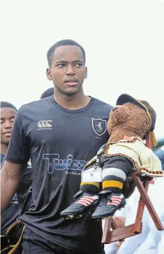  ?? Pictures: LWANDISENK­OSI MKANDLA ?? TEAM SPIRIT: First team rugby captain, Mbasa Mda with mascot, Batty.